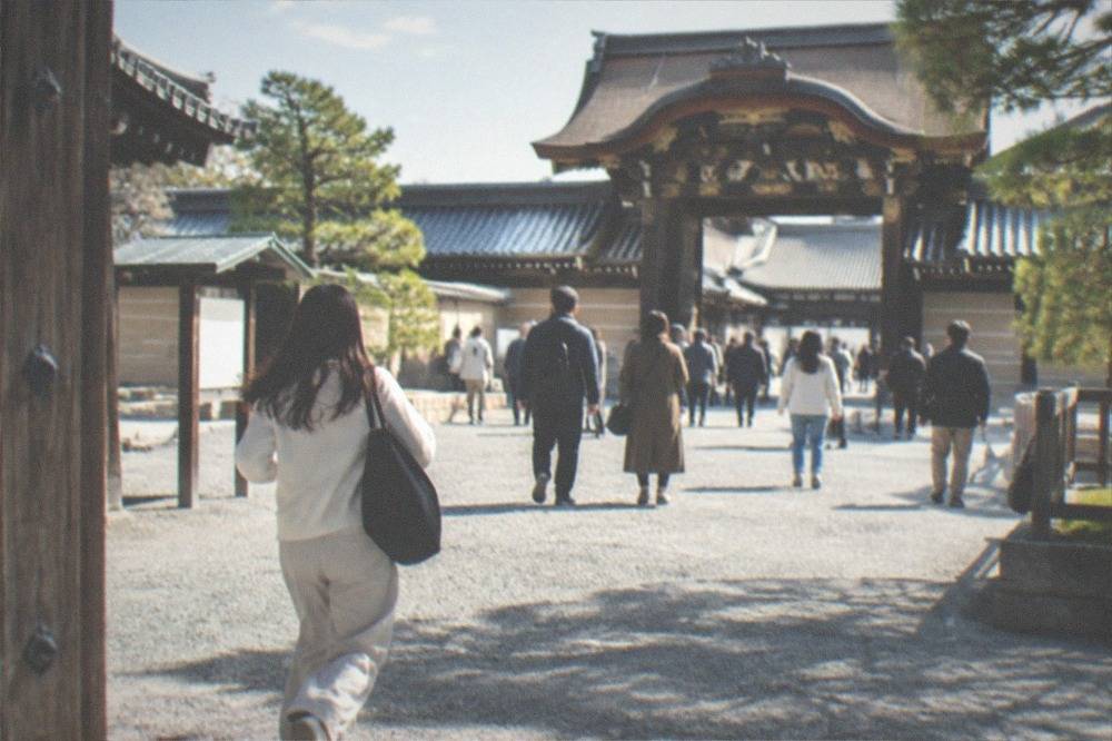 Visitors crossing the grounds of Nijo-jo Castle toward the Ninomaru-goten Palace entrance