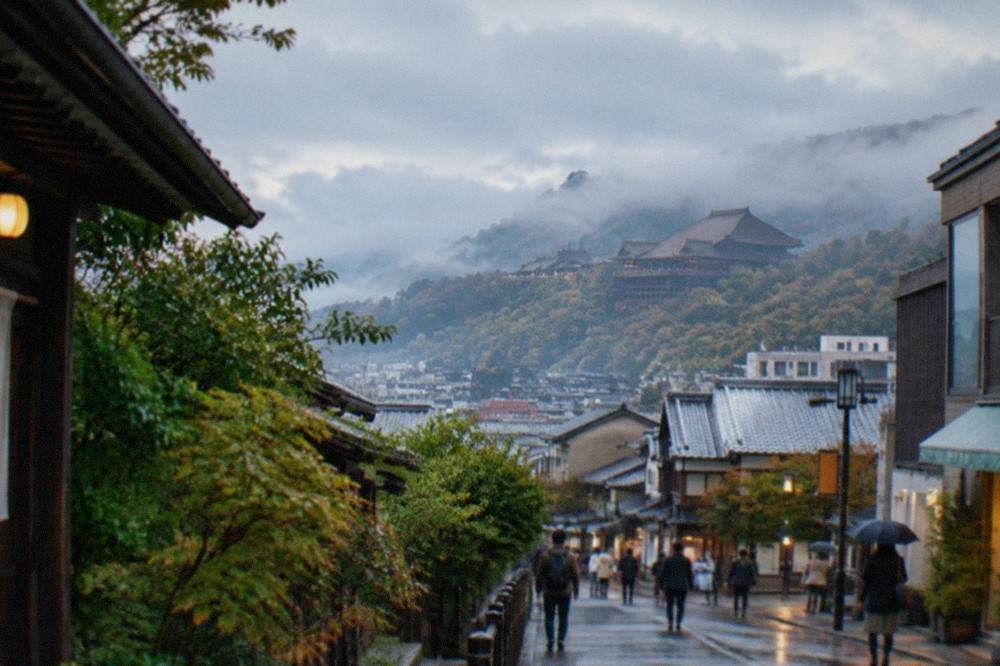 The main hall and stage of Kiyomizu-dera seen through morning mist above the city